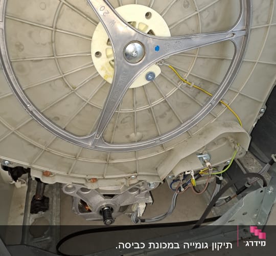 מנוע מכונת כביסה עם רצועה וחוטי חשמל